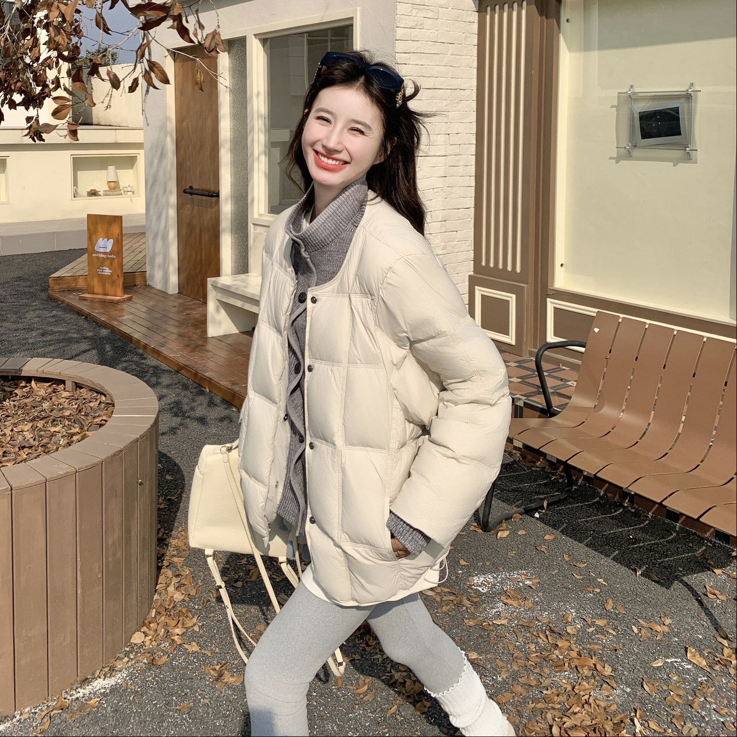 米白色针织拼接泡芙羽绒服女中长款连帽松弛感保暖加厚面包服外套图片