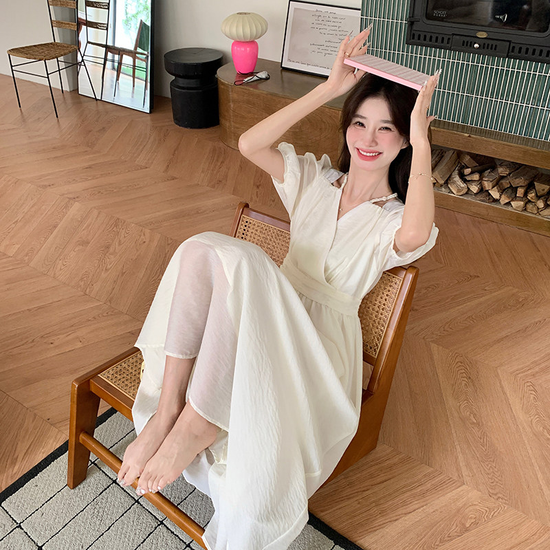 白色V领连衣裙女夏季新款法式高级感收腰显瘦气质女神范茶歇长裙,女装连衣裙,2C129