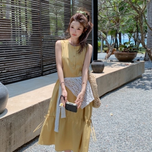 2025巨好看的黄色减龄连衣裙女夏季新款松弛感韩系抽绳无袖A字裙图片