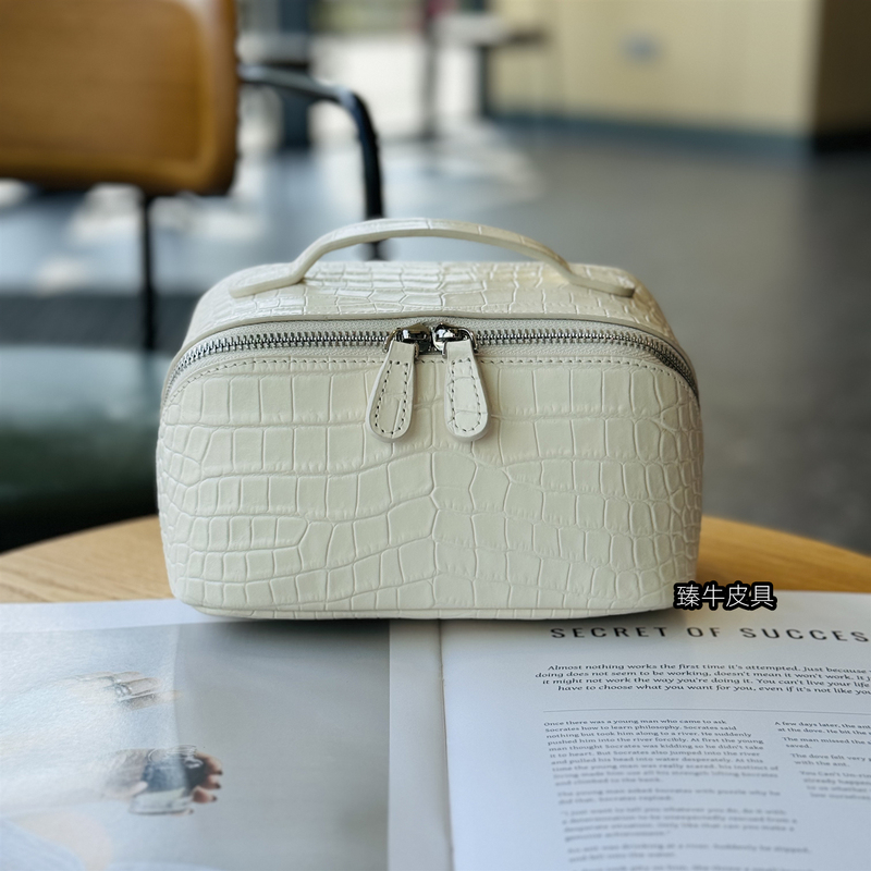 Crocodile Pattern Cosmetic Bag 2026 New Model First Layer Cowhide Portable Skincare Storage Bag Travel Exquisite Toiletry Bag White