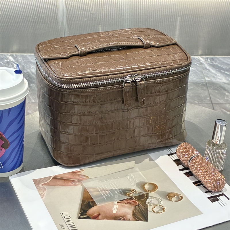 Crocodile Pattern Genuine Leather Cosmetic Bag, Large Capacity Toiletry Bag, High-End Feel for Business Trips, Portable Travel Storage Bag, Brown