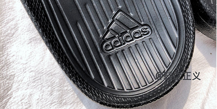 18 đôi giày Adidas mới của Adidas đôi giày đi biển thông thường mang giày thể thao nam màu đen và trắng dép quai ngang nam