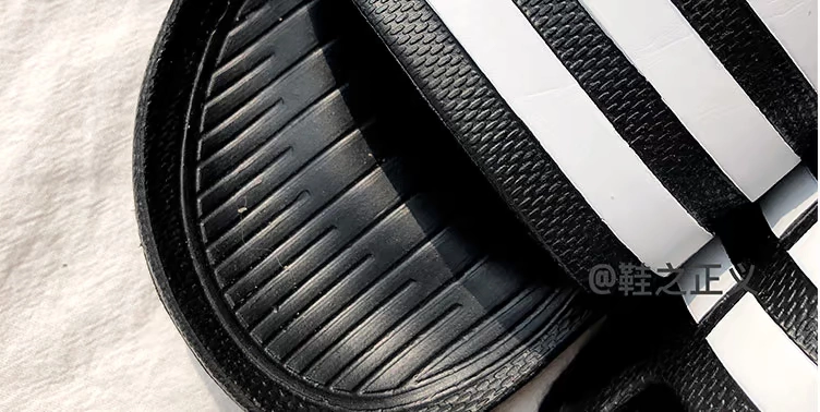 18 đôi giày Adidas mới của Adidas đôi giày đi biển thông thường mang giày thể thao nam màu đen và trắng