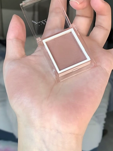 Так приятно сказать, что этот цвет способен лидеться монохромными тенью для век Джилл Леен Моти Румяна, лежащий шелковик