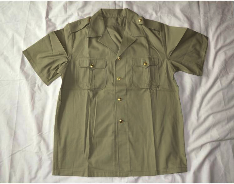 Inventory brand new 87 old-fashioned army green short-sleeved shirts, half-sleeved shirts, old shirts, natural yellow shirts, send badges