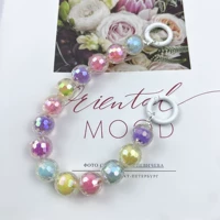 Красочные светлые бусины висят веревочные бусинки