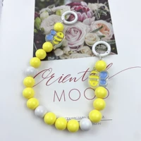 Белые и желтые два -корровые висящие веревочные бусинки