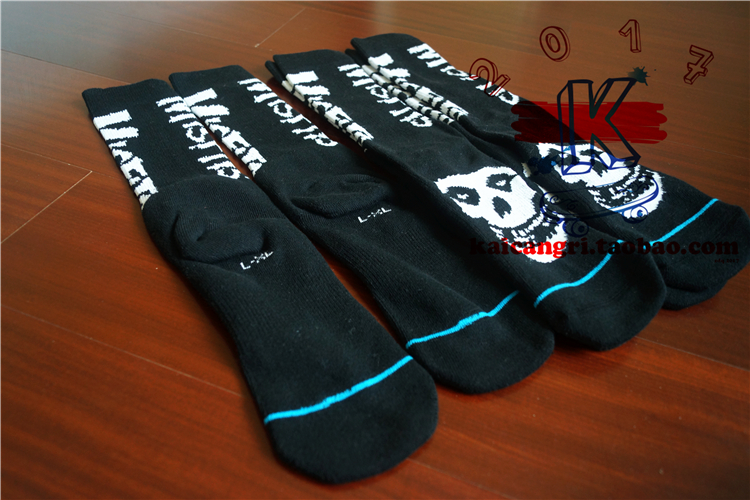 Ngày khai mạc Misfits vớ bóng rổ cotton khăn thể thao dưới đáy tất thoải mái graffiti văn bản màu trắng đen tất vans