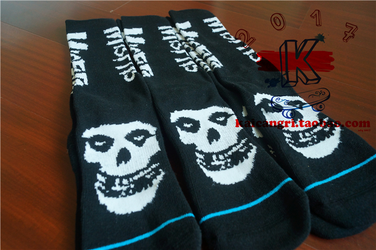 Ngày khai mạc Misfits vớ bóng rổ cotton khăn thể thao dưới đáy tất thoải mái graffiti văn bản màu trắng đen tất vans