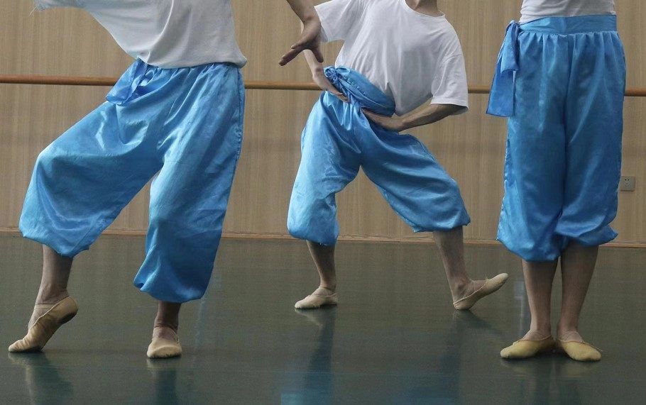 Men's Dai ethnic dance costumes set to do combined practice to serve ethnic minorities to perform the art examination folk grand north dance new-Taobao