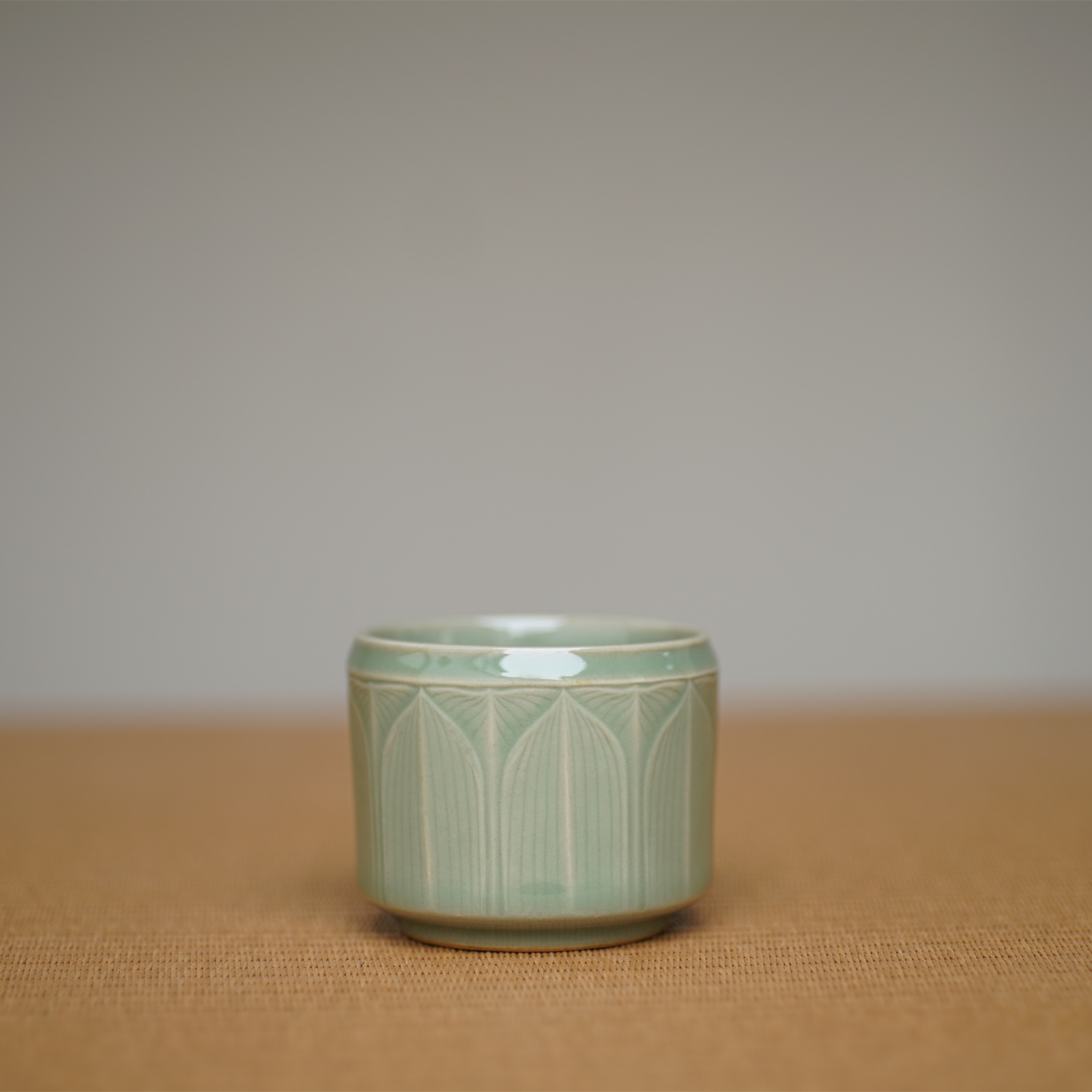 茶道具 清 龍泉窯 青磁浮彫『蓮唐草文』 熏香炉 香炉 三つ足 金