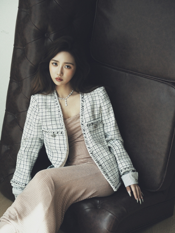Rinaya High-End Luxury Chanel-Style Black and White Plaid Tweed Gold and Silver Thread Woven Jacket for Women