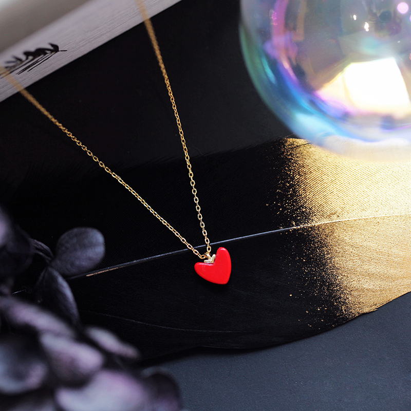 スターリングシルバーの赤いハートのネックレス、女性用、2025年新作、小さな赤いハートのペンダント、鎖骨チェーン、軽い、高級、ニッチ、気質、夏