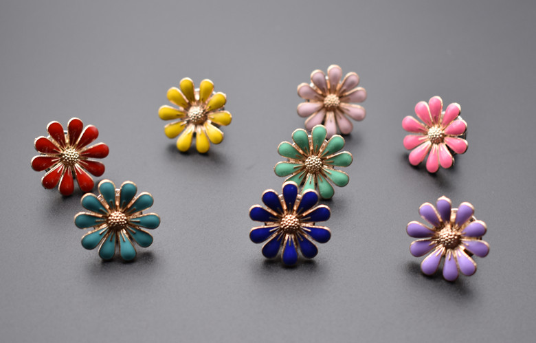 Áo sơ mi kim loại trâm cổ áo chống sáng tạo rhinestone hoang dã nút nhỏ áo len phù hợp với nam và nữ huy hiệu cài balo