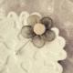 Thời trang Hàn Quốc vải thổ cẩm hoang dã áo len cổ áo pin phụ kiện pin lớn ngọc trai hoa dễ thương bầu không khí trâm cài nữ