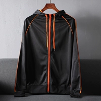 Черная куртка с капюшоном