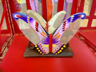 Boutique specials Changzhou comb grate specialty craft hand-painted butterfly wooden comb gift box packaging free lettering
