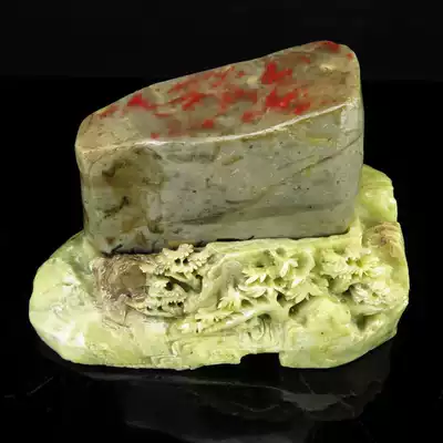 One-price natural Changhua chicken bloodstone seiko carved ornaments 