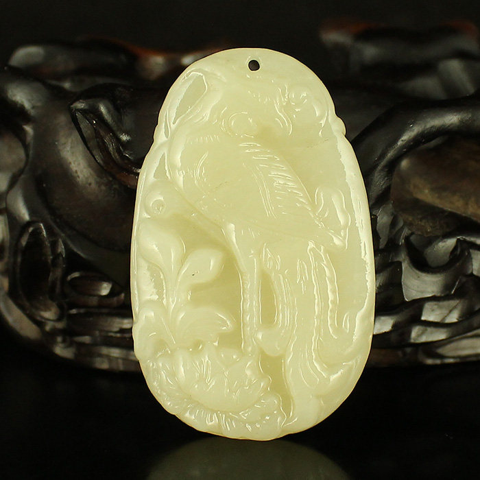 A port of price natural Xinjiang and field jade Seiko engraving pendant pendant with a raised eyebrow 