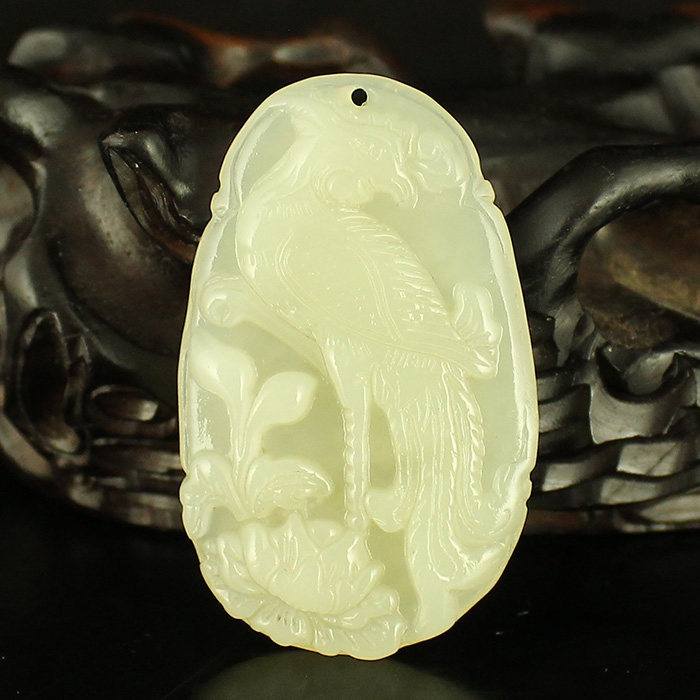 One price natural Xinjiang Hetian jade Seiko carving pendant pendant icing on the cake