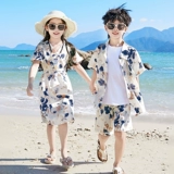 Санья, дорожная одежда для родителей и детей для семьи из трех человек, рубашки с цветочным рисунком, платья для матери и дочери, одежда для матери и ребенка, летняя пляжная одежда на берегу моря