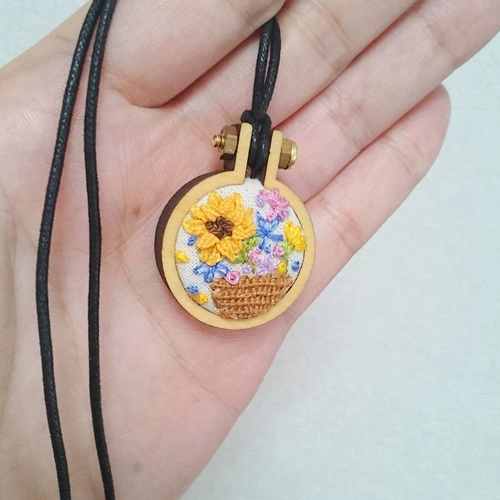 Маленький аксессуар, подвеска ручной работы, серьги, свитер, деревянный брелок, с вышивкой