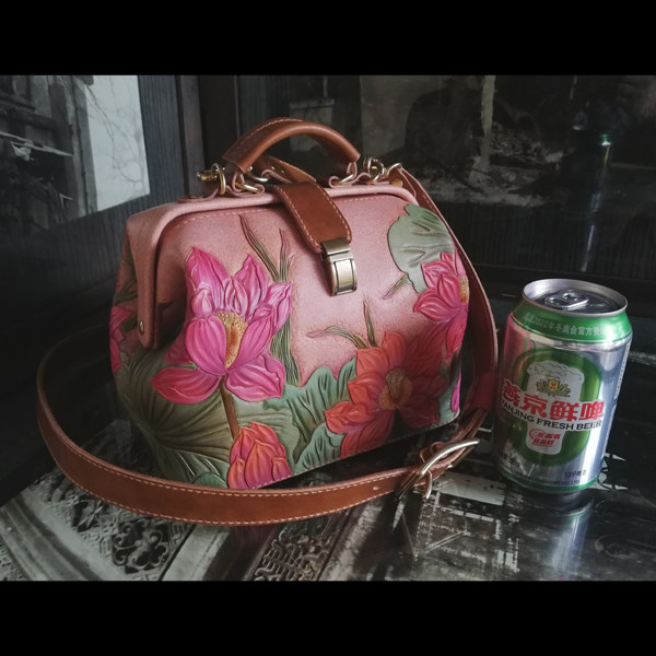 Handmade vegetable tanned cowhide carved and painted women's bag custom leather carved lotus 18 cm mouth gold messenger hand carry doctor bag