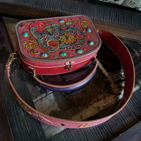Hand-carved classical elephant pattern inlaid with green pine jade marrow female hands with a sloping shoulder bag