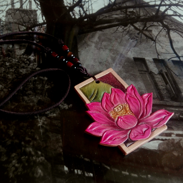 Handmade genuine leather accessories Order the Bull Leather Sculpture Flower Painted Lotus Woman Money Chain Hanging Accessories