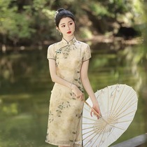 SNICYKER – robe cheongsam améliorée jaune haut de gamme style jeune nouveau style chinois robe dexamen de style national été 2024