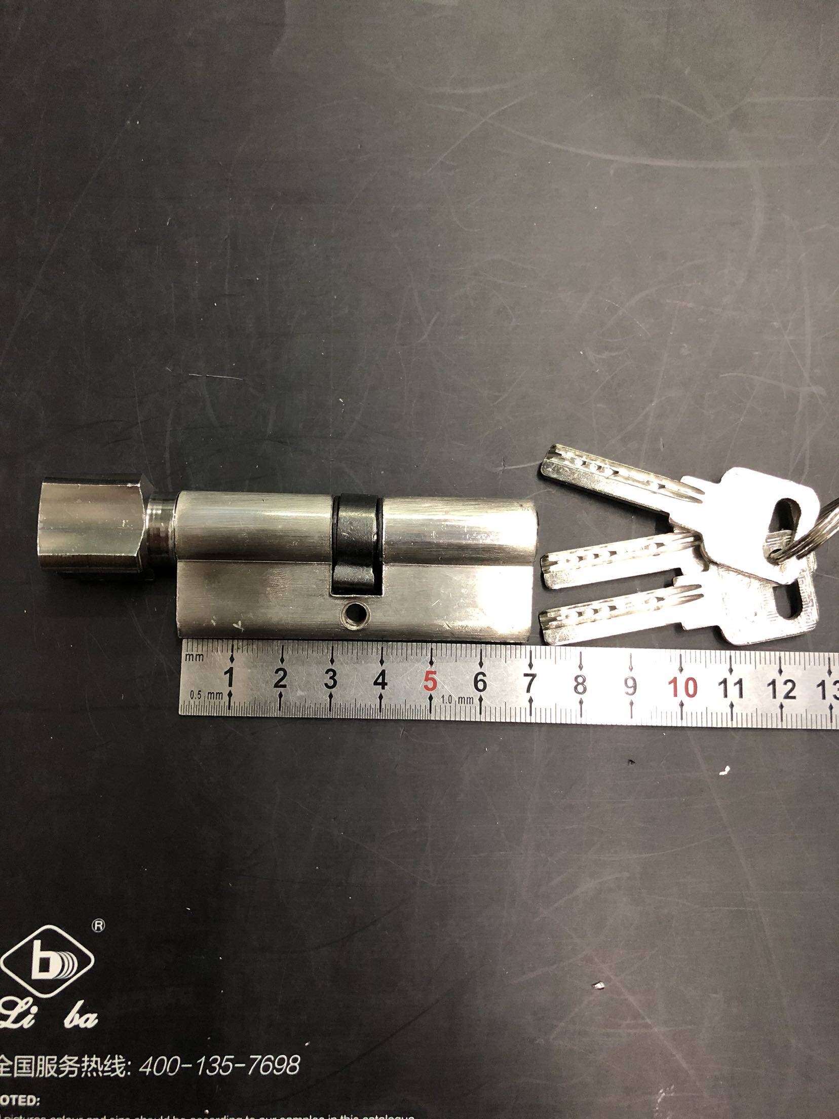 Old-fashioned wooden door house door office door with knob lock cylinder length 68 70