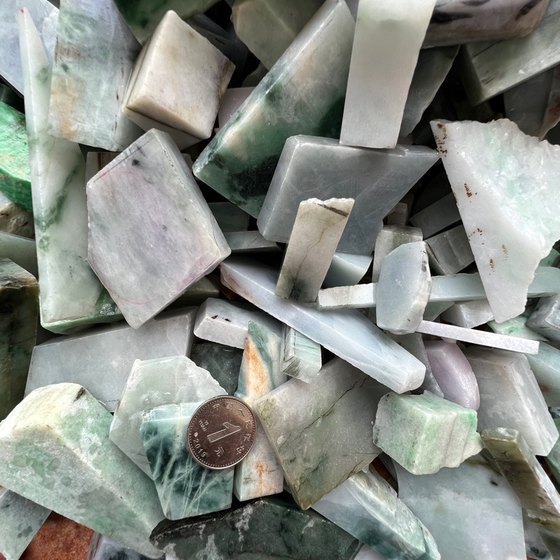 Burmese natural jadeite leftovers jade flakes hand practice leftovers raw stone bright materials learning materials selected hot sale