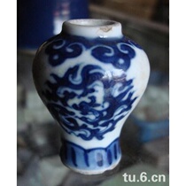 In the middle of the Qing Dynasty the Qianlong genuine blue and white generals can Antique Bottle is 5cm high.