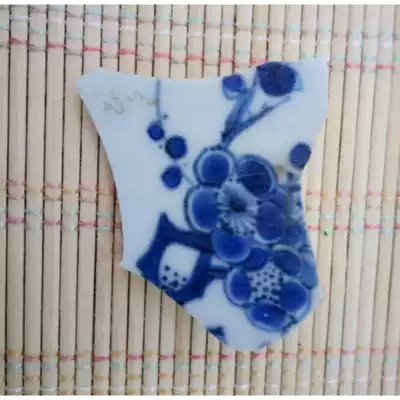 Good glaze Qingjiaqing blue and white plum blossom picture broken porcelain piece ancient porcelain piece old porcelain piece specimen debris 245