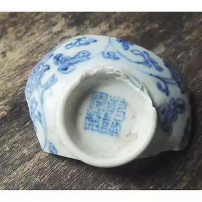 Qing Dynasty Blue and white flowers Qianlong Year-made square bowl bottom broken porcelain ancient porcelain Old porcelain specimen fragments 170