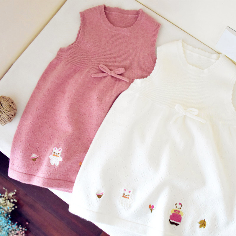 Day single F ~ feel super good quality 80-130CM girl spring autumn knitted vest skirt flowers with small bear embroidery