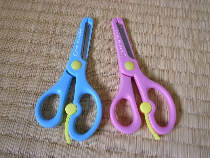 Japanese children's safety scissors student special scissors handmade scissors are light in weight and small in size and easy to use