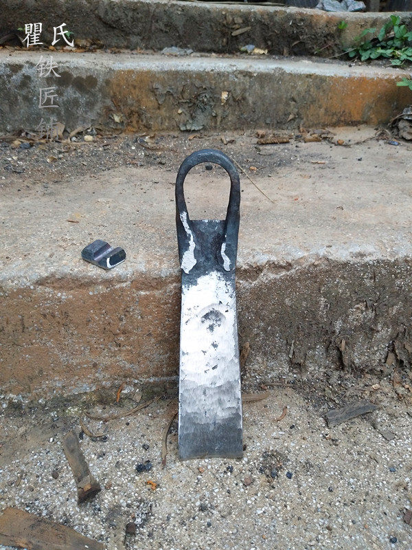 The Qu's blacksmith laid a small hoe-head planting flower garden art tool seed vegetable small hoe-head farm with hoe and vegetable garden small hoe
