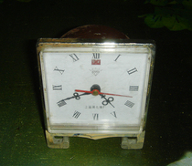 Clock collection-White Pigeon small sitting clock copper core winding mechanical alarm clock film and television props and scenery decorations