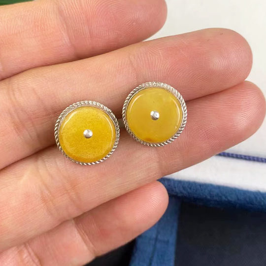 Imported from Nepal, 925 sterling silver inlaid with natural beeswax stud earrings, handmade with exquisite workmanship