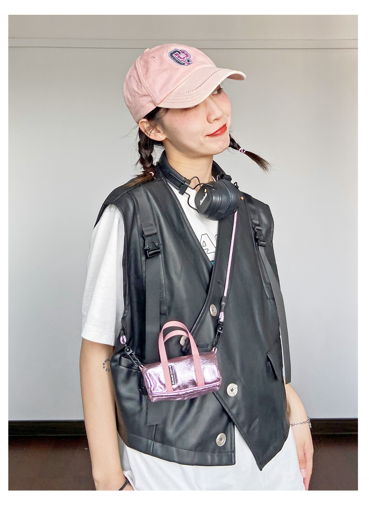 Futuristic metal series mini bag lightweight hanging neck side backpack silver crossbody mobile phone bag fashionable Silver - กระเป๋าแมสเซนเจอร์ - เส้นใยสังเคราะห์ สีเงิน