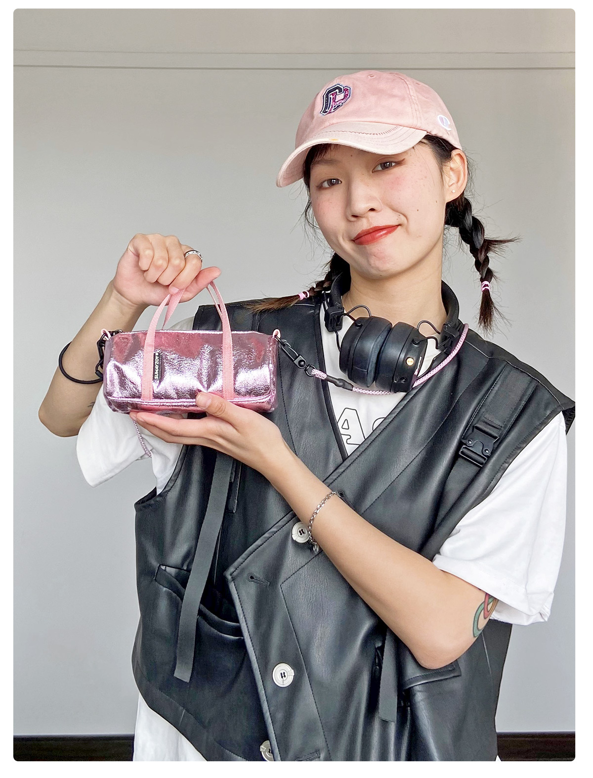 Futuristic metal series mini bag lightweight hanging neck side backpack silver crossbody mobile phone bag fashionable Silver - กระเป๋าแมสเซนเจอร์ - เส้นใยสังเคราะห์ สีเงิน
