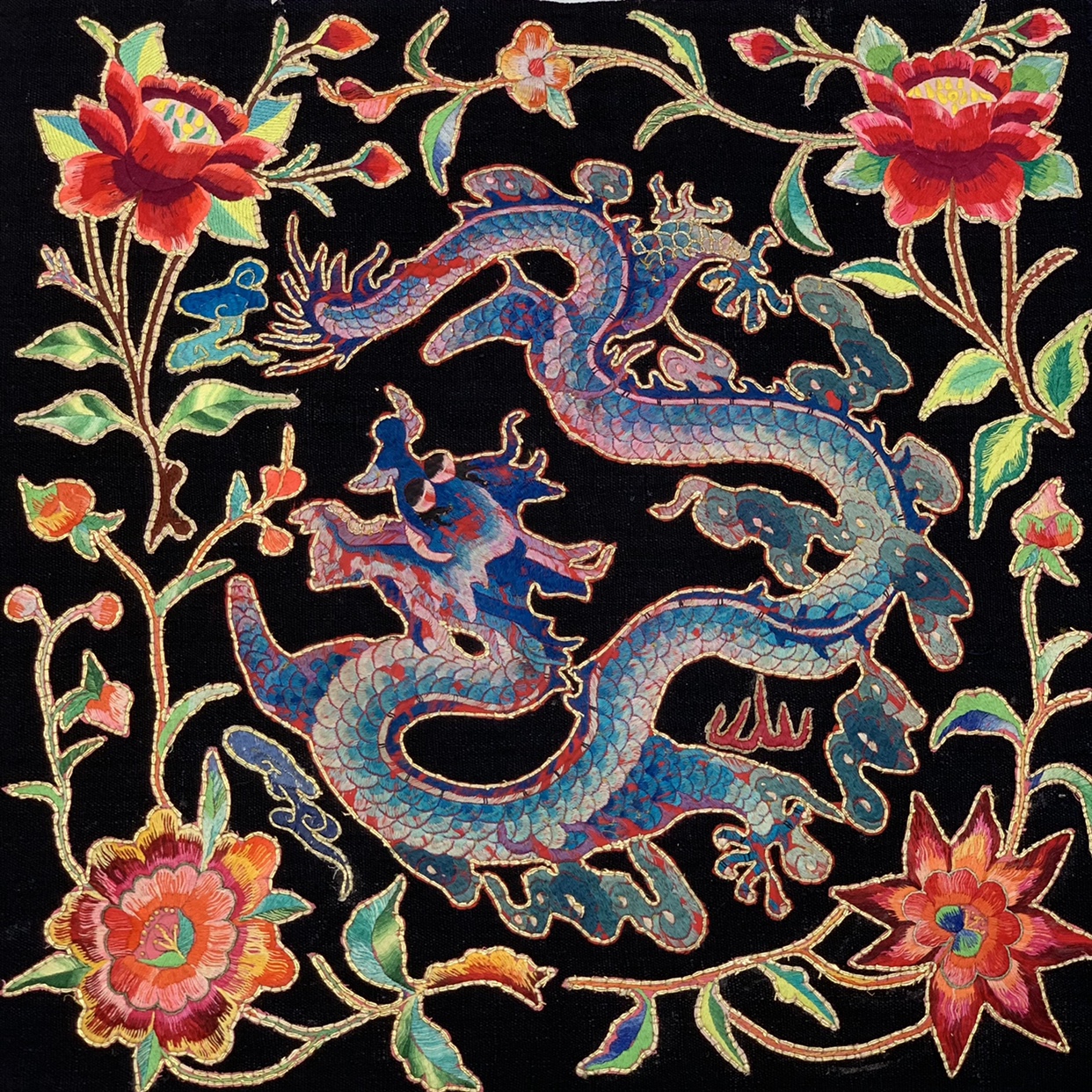 Handmade Miao embroidery boutique plate gold embroidery old embroidery plate Jin Yunlong decorative painting clothes fabric Q122 intangible cultural heritage 80% new