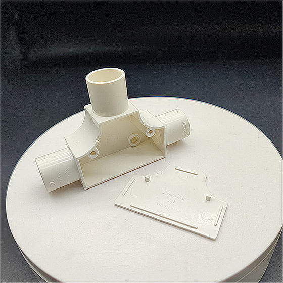 Liansu Pvc 20mm Three-Way Connector with Opening, Three-Way Connector with Cover, 20mm Electrical Conduit Fittings, 4-Way Opening Three-Way Connector with Cover