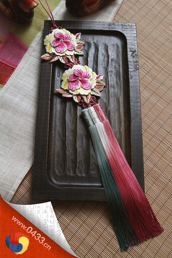 Korean original imported butterfly embroidered pendant bride Korean suit pendant H-P01259