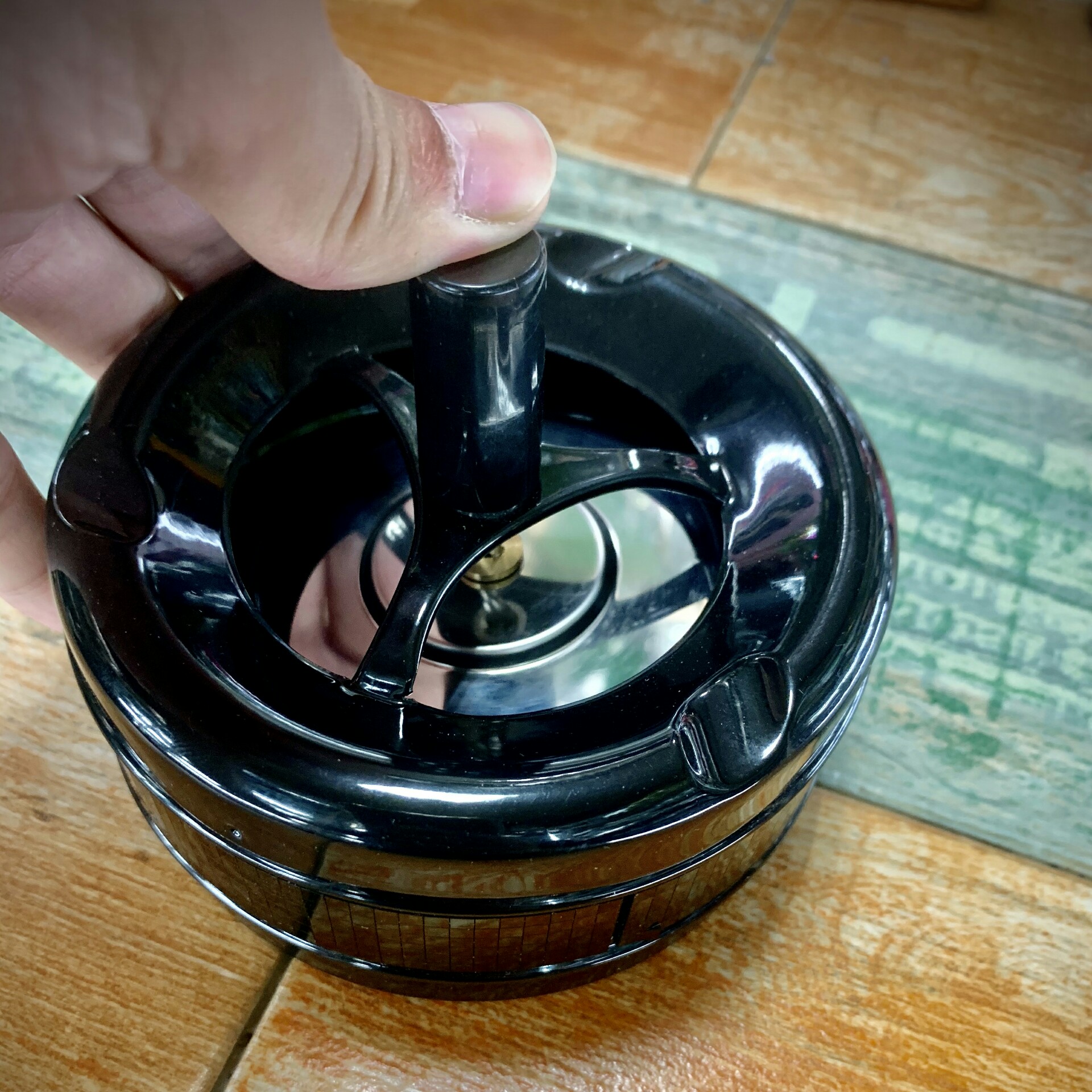 METAL WITH LID SEALED PRESS ROTATION EASY CLEANING LARGE NUMBER HOME ASHTRAYS MODERN HOME OFFICE BEDROOM-Taobao
