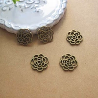 Одна полая маленькая роза бронзового цвета диаметром 16 мм.