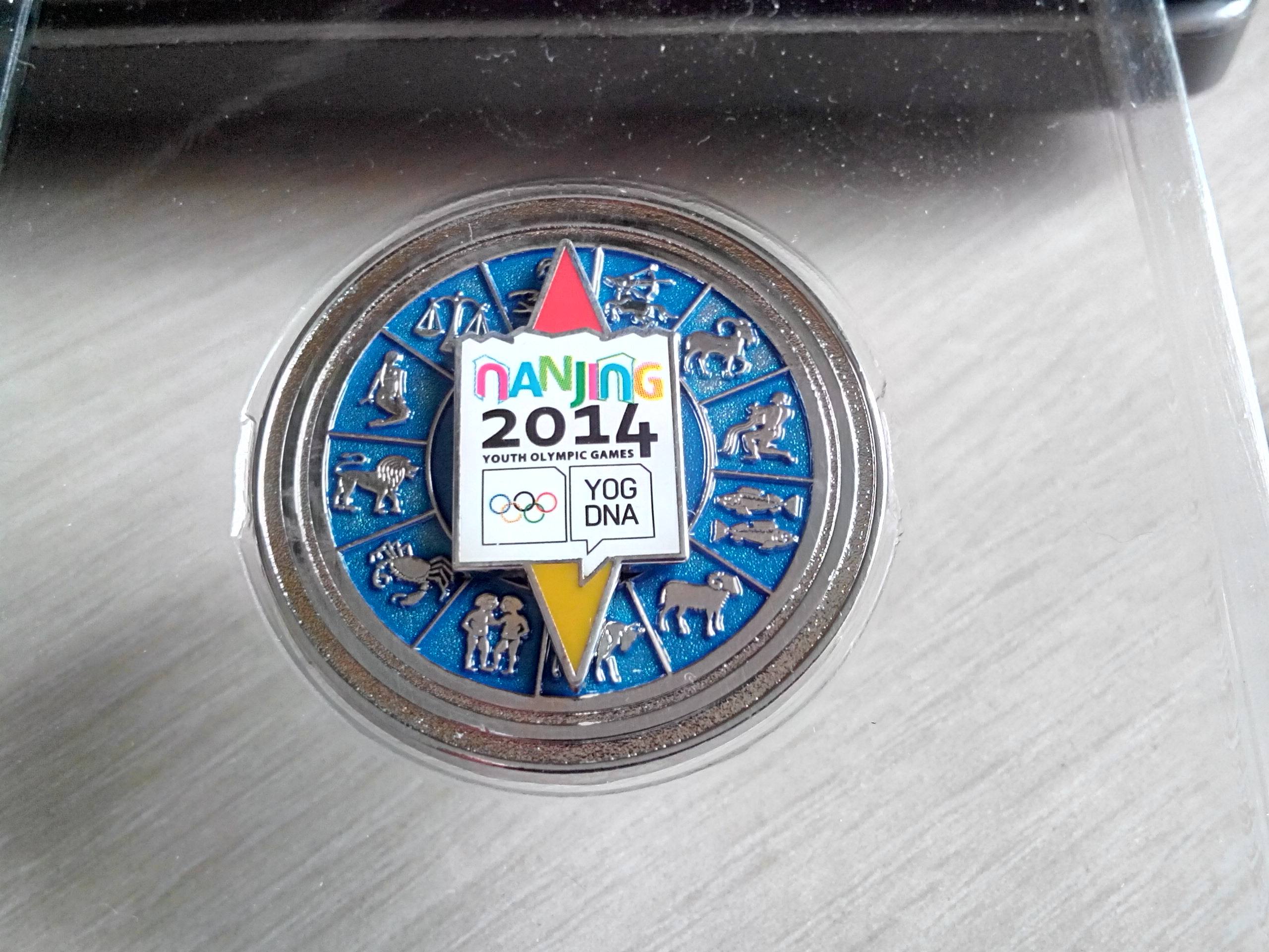 2014 Nanjing Youth Olympics badge Constellation badge Double runner badge with box