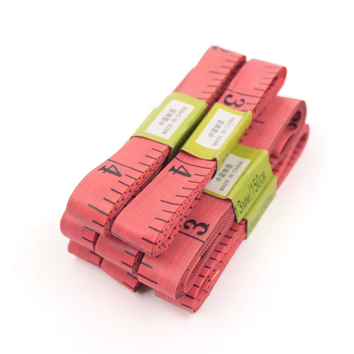 Метовая линейка с помощью решетки с надписью.