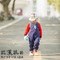 À Wuhan un photographe organise une séance photo pour les photos parents-enfants et les photos de bébé des enfants pour leurs premier et dixième anniversaires.